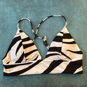 Zebra print bikini top with adjustable straps and padding🦓